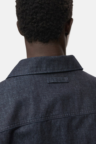Veste en jean bleu foncé en denim de MANGO, vue arrière avec col et empiècement.