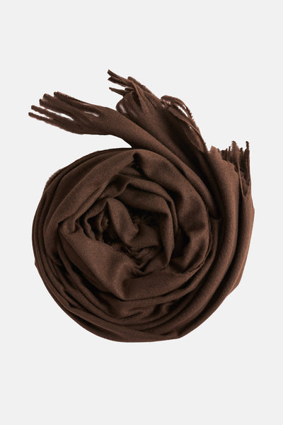 Écharpe marron de MANGO, enroulée sur elle-même, avec des franges apparentes.

