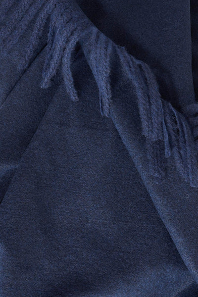 Blauwe gebreide sjaal van MANGO, met decoratieve franjes op een zachte textuur.