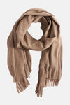 Beige sjaal van MANGO met dikke franjes, zachte textuur en soepel vallend.