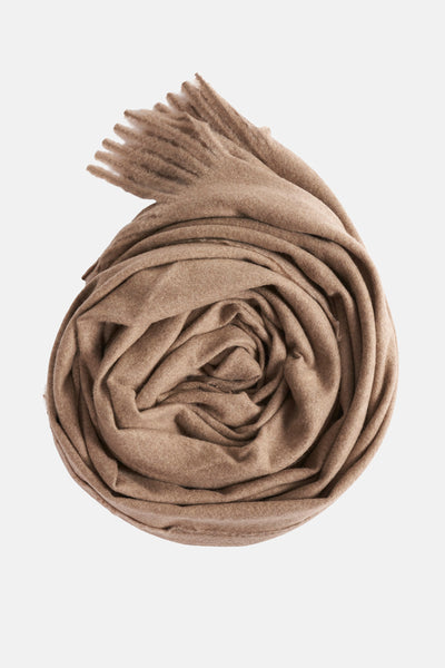Écharpe beige de MANGO, enroulée sur elle-même, avec des franges visibles.

