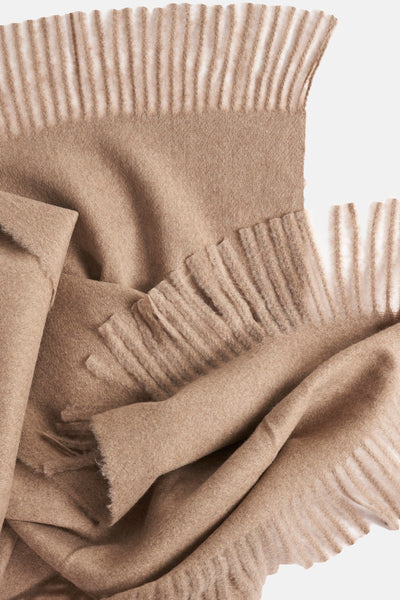 Écharpe beige de MANGO avec franges épaisses, texture douce et tombé drapé.