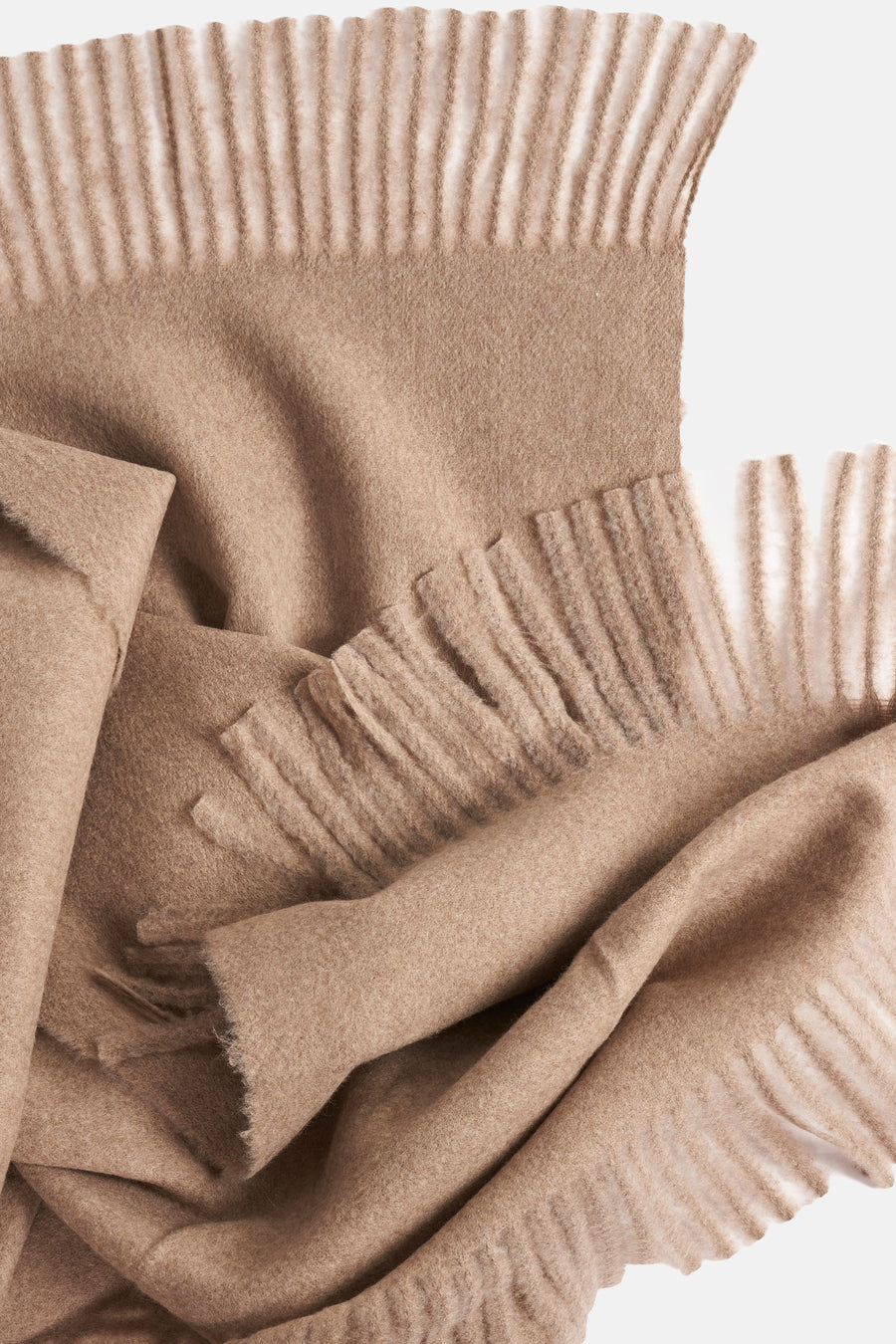 Écharpe beige de MANGO avec franges épaisses, texture douce et tombé drapé.
