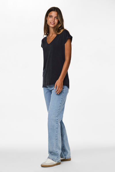 T-shirt noir à col en V de PIECES, porté avec un jean bleu clair et des baskets.
