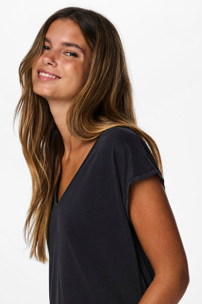Zwart T-shirt met korte mouwen van PIECES®, V-hals, gedragen door een lachend model.