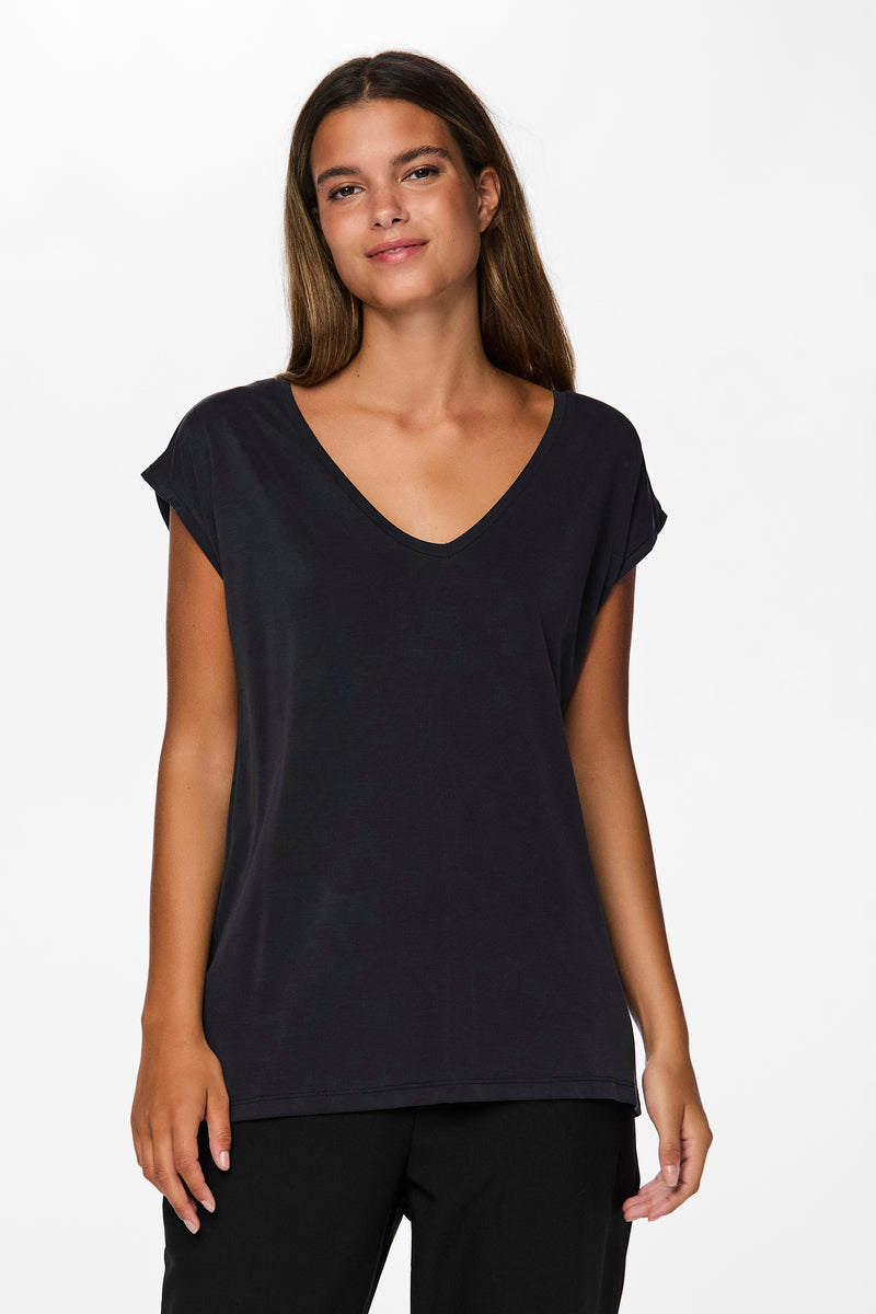 T-shirt noir à manches courtes de PIECES, avec encolure en V, porté avec un pantalon noir.