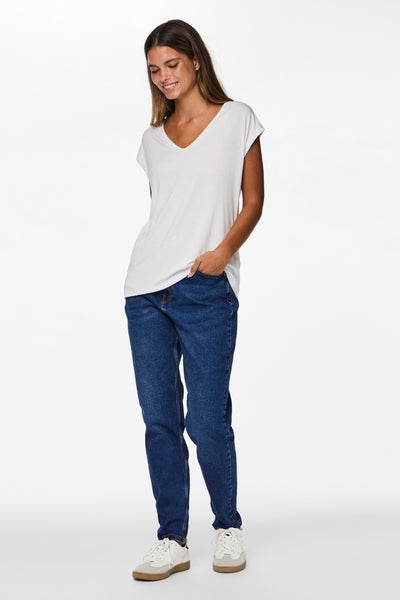 Wit T-shirt met korte mouwen van PIECES, gedragen met een blauwe jeans en witte sneakers.