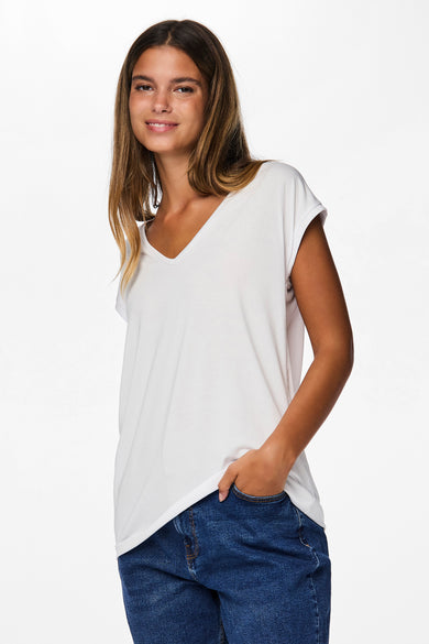 T-shirt blanc à manches courtes de PIECES®, porté avec un jean bleu, une main dans la poche.
