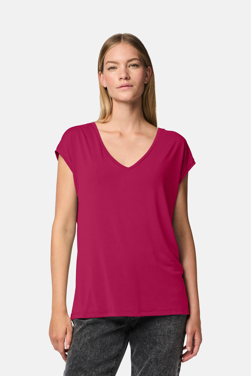 Rozijn roze korte mouw T-shirt, gedragen door een mannequin, met een V-vormige boord.