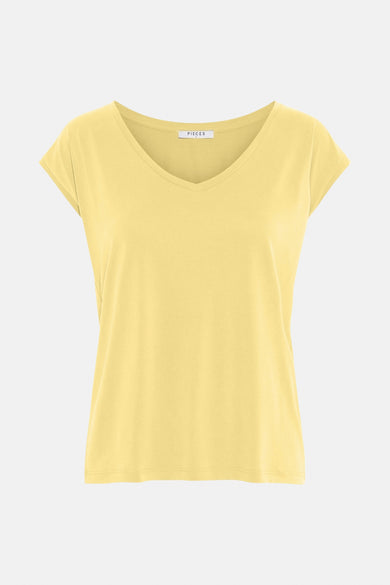 T-shirt jaune à manches courtes de PIECES, avec encolure en V et coupe droite.