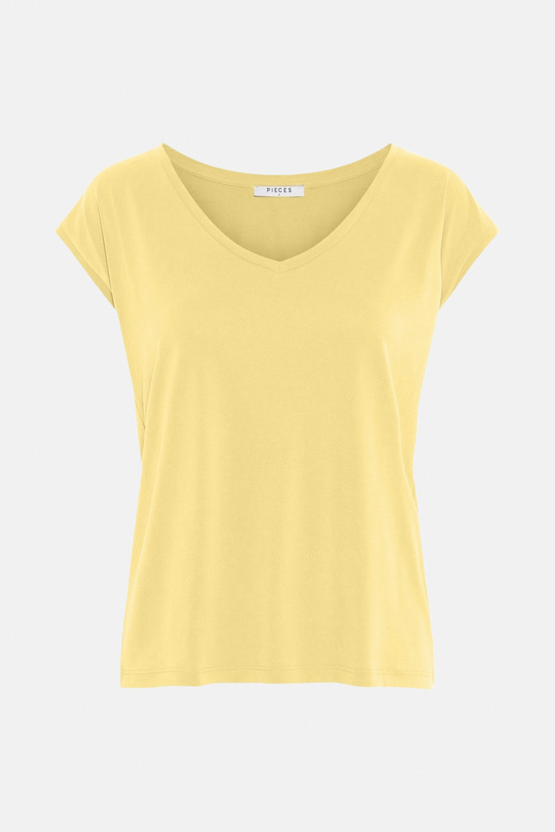 T-shirt jaune à manches courtes de PIECES, avec encolure en V et coupe droite.