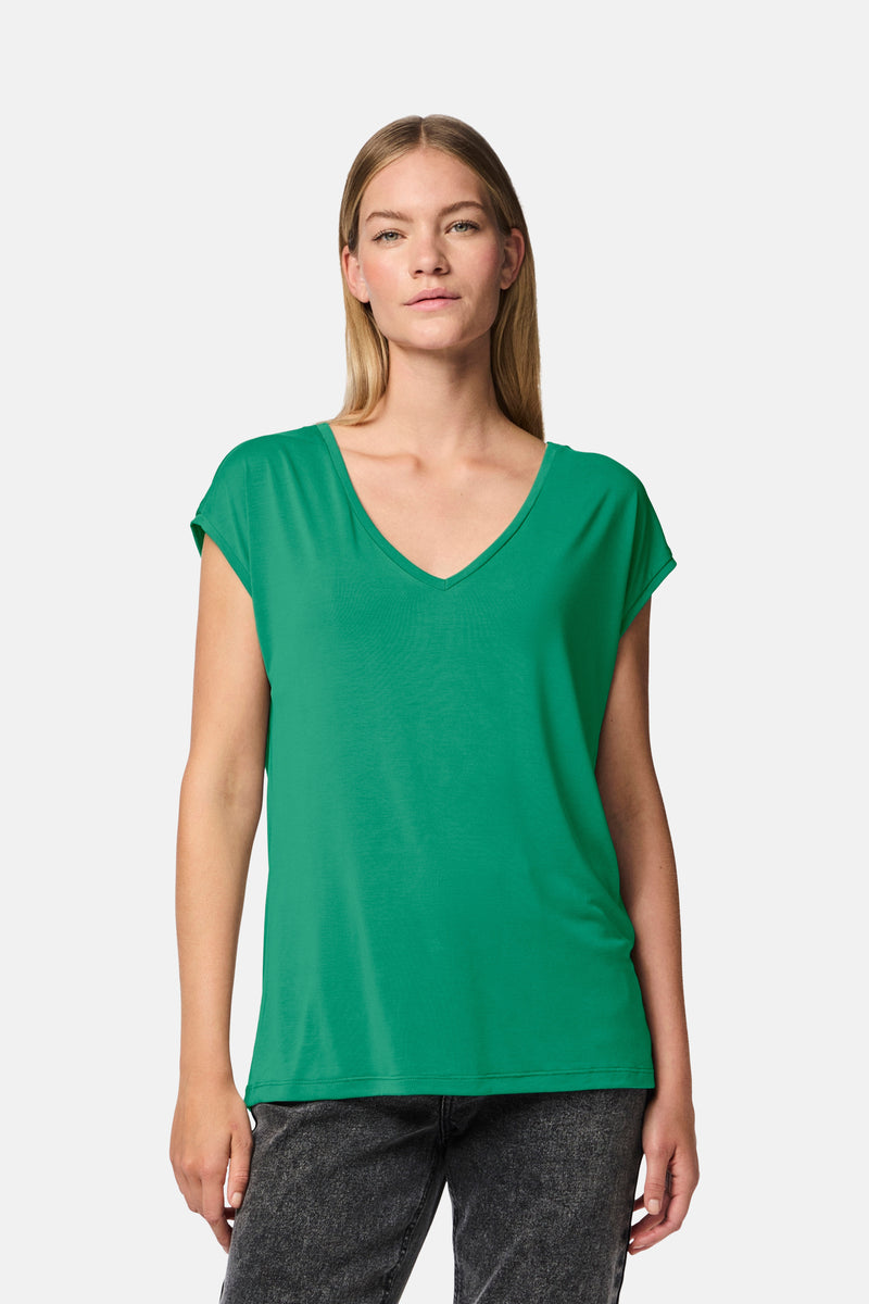 T-shirt vert à manches courtes de PIECES®, porté avec un jean gris chiné.