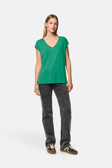 T-shirt à manches courtes vert de PIECES®, porté avec un jean gris délavé et des baskets marron.
