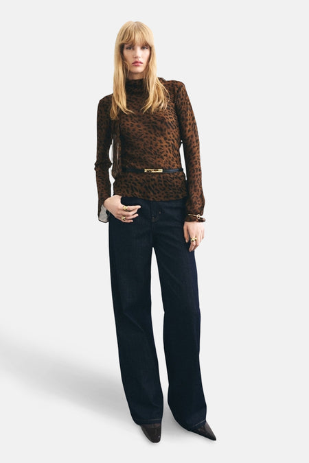 Bruine blouse met lange mouwen met luipaardprint, van MANGO, gedragen met een zwarte riem en een donkerblauwe jeans.