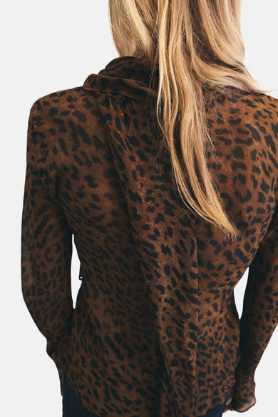 Bruine met lange mouwen van MANGO, luipaardprint, achterzicht.
