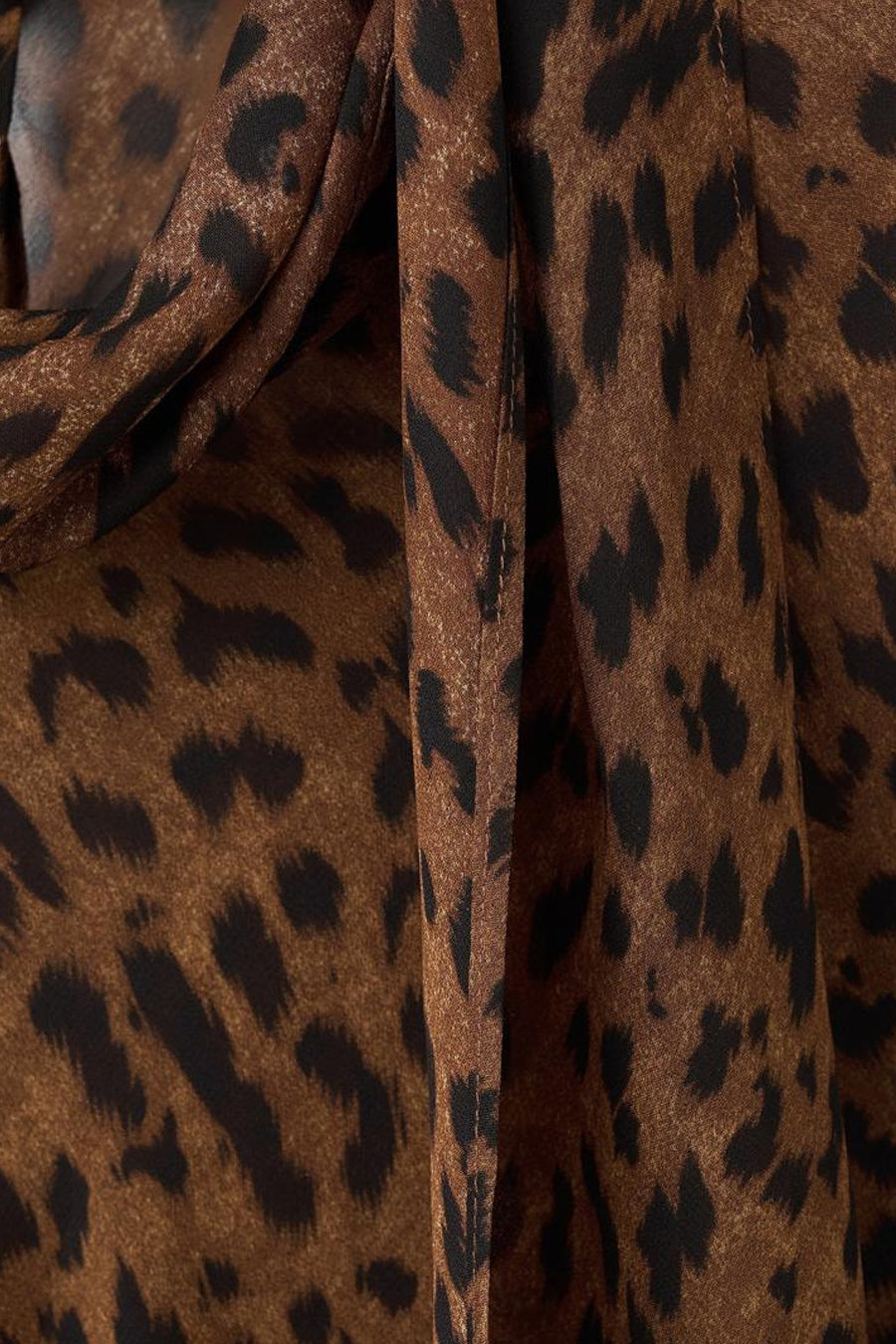 Bruine blouse met lange mouwen van MANGO met luipaardprint en gedrapeerd detail bij de kraag.
