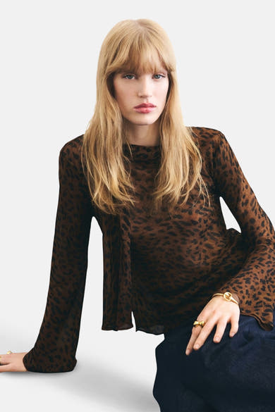 Bruine met lange mouwen in bruine dierenprint van MANGO, met uitlopende mouwen en geplooide details.