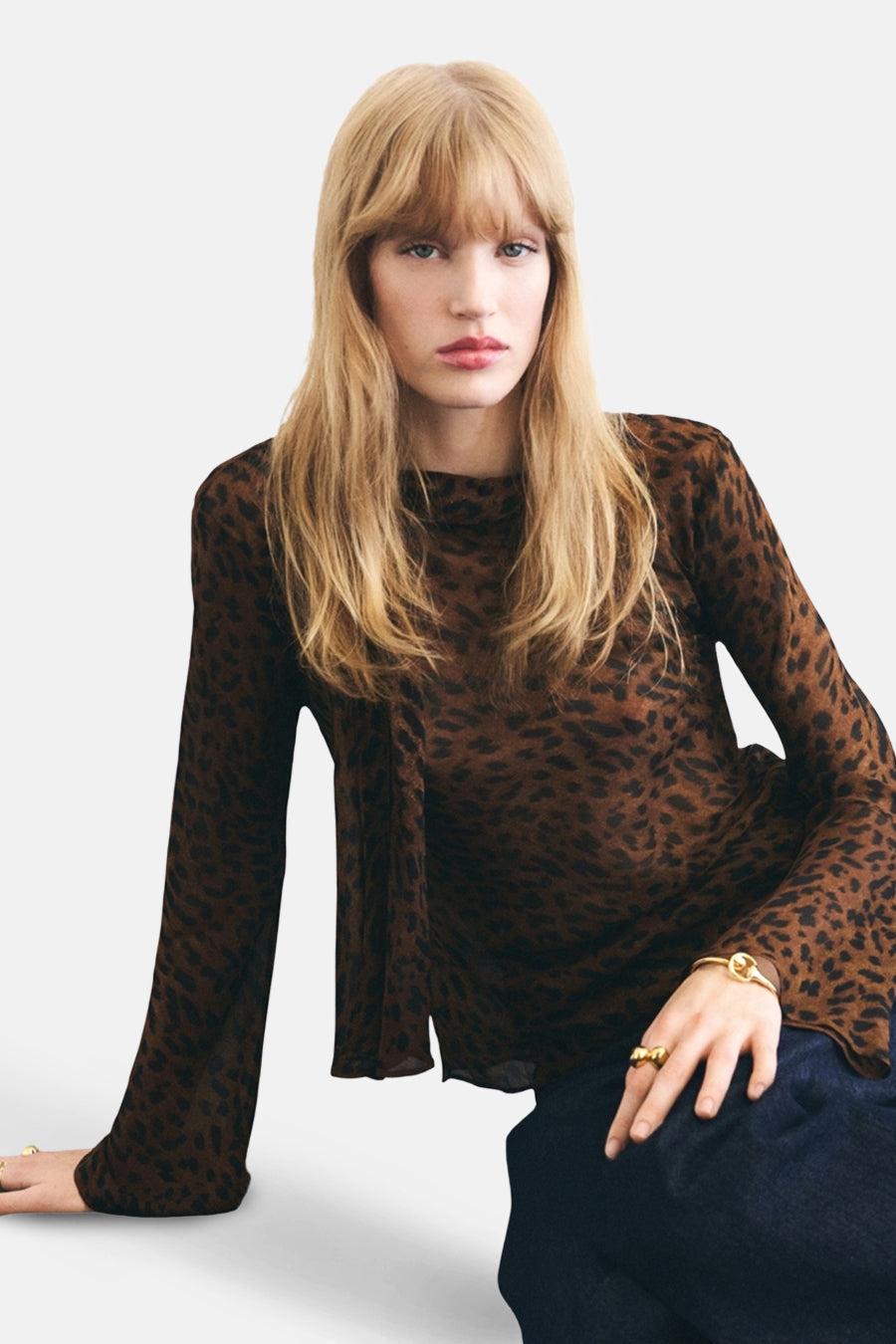Bruine met lange mouwen in bruine dierenprint van MANGO, met uitlopende mouwen en geplooide details.