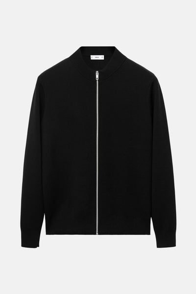 Zwart gilet van MANGO, met zilveren ritssluiting op een witte achtergrond.