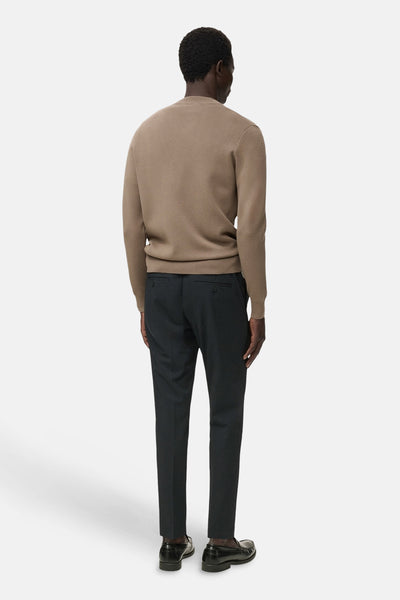 Bruin gilet van MANGO, gedragen met een zwarte formele broek en lakleren loafers, achterzicht.