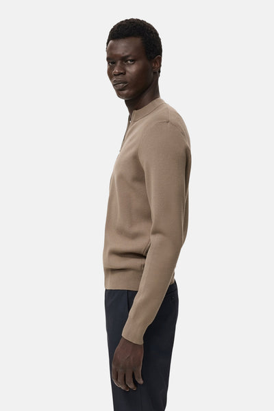 Bruin gilet van MANGO, gedragen met een marineblauwe broek, zijwaarts gezien.