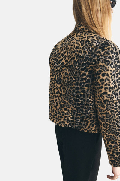 Blazer à motif léopard brun de MANGO, porté avec un pantalon noir, vue de dos.