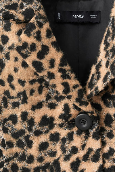 Blazer imprimé léopard marron par MANGO, avec bouton unique et revers classique.