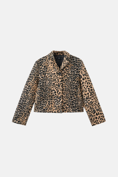Blazer imprimé léopard brun de MANGO avec coupe courte et boutons fermés.
