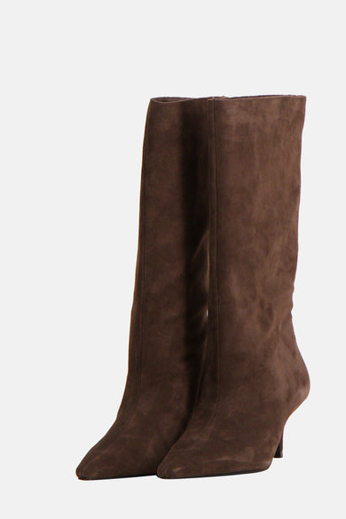 Bottes mi-mollet marron de MANGO en daim, avec bout pointu et talon fin.