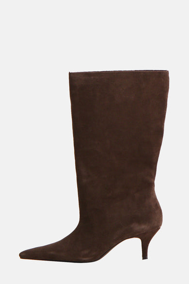 Bottes marron en daim de MANGO, avec talon aiguille et bout pointu.
