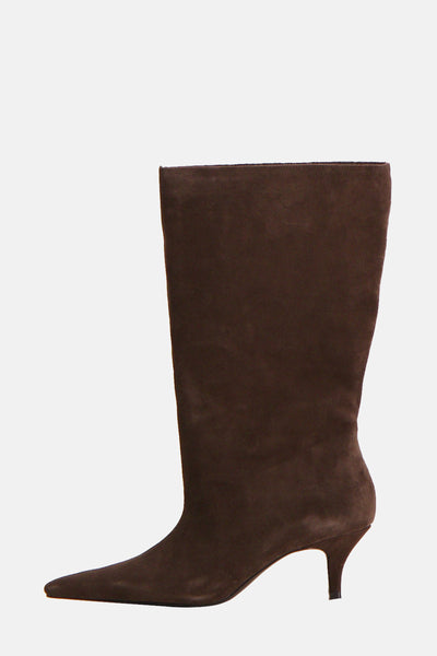 Bottes marron en daim de MANGO, avec talon aiguille et bout pointu.