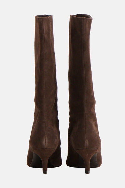 Paire de bottes marron en daim de MANGO, vue arrière, avec talons aiguilles et fermeture éclair discrète.