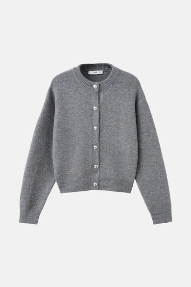 Gemêleerd grijs vest van MANGO, met een zilveren knoopsluiting op een effen achtergrond.
