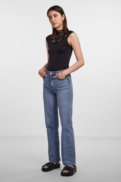 Body noir de PIECES®, avec détails en dentelle au col, porté avec un jean bleu taille haute.