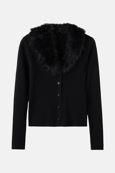 Cardigan noir à col en fausse fourrure de MANGO, avec une fermeture boutonnée sur le devant.