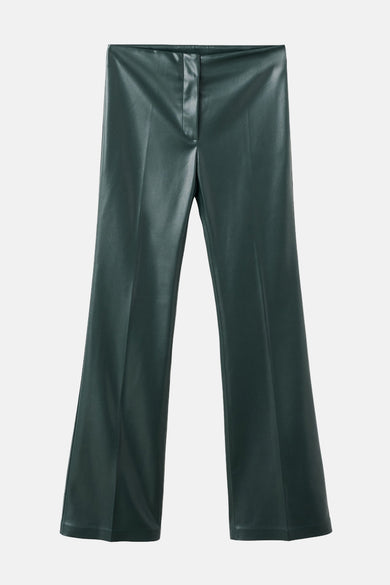 Pantalon vert en similicuir by MANGO, coupe évasée, avec fermeture éclair cachée et bouton.