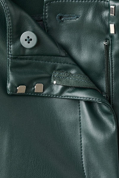 Pantalon vert en simili cuir de MANGO, avec fermeture éclair et bouton apparents.
