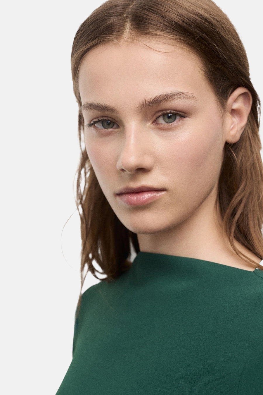 Groene jurk met lange mouwen van MANGO, gedragen door een vrouw met bruin haar en een lichte huid.