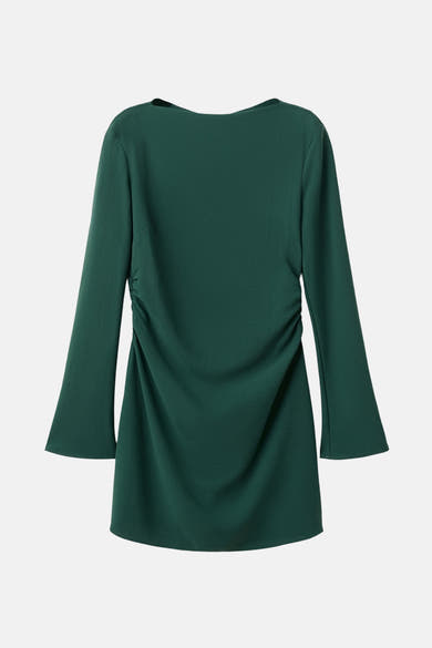 Groene jurk met lange mouwen van MANGO, met decoratieve plooien aan de zijkant.