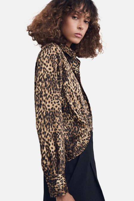 Multikleurig overhemd met lange mouwen van MANGO, met luipaardprint en zwarte broek.