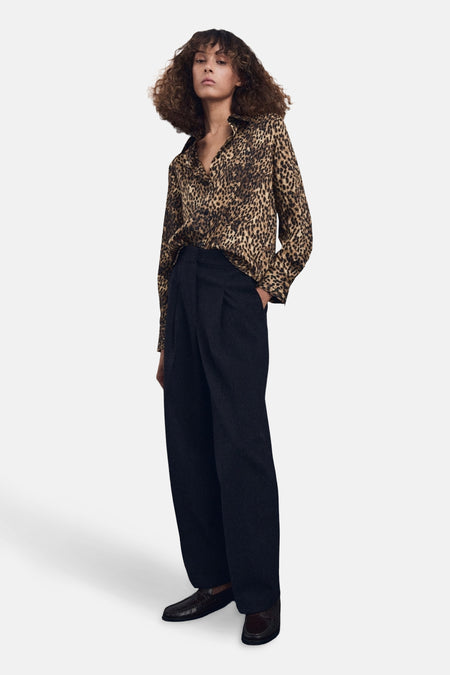 Chemisier à manches longues multicolore de MANGO, imprimé léopard avec pantalon taille haute et mocassins noirs.