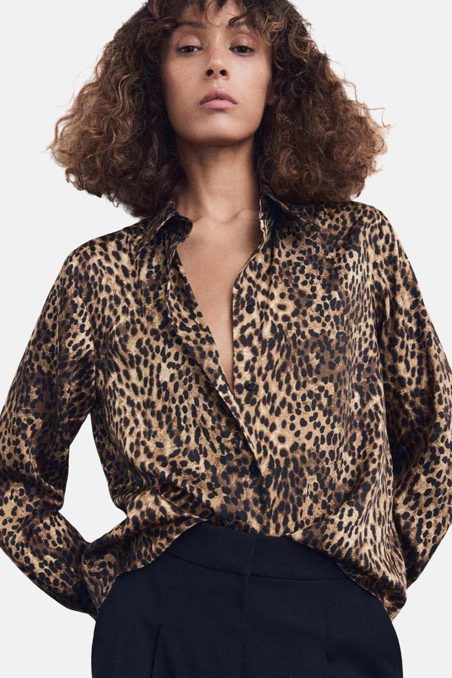 Multikleurige blouse met lange mouwen van MANGO, met een luipaardprint en knopen.