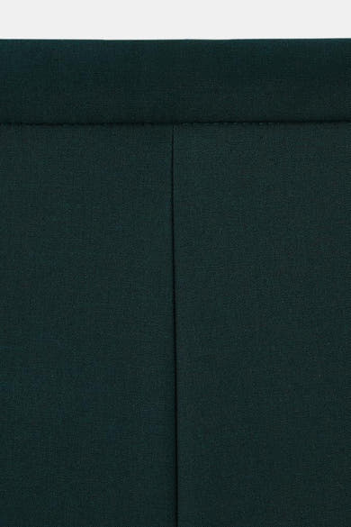 Groene broek van MANGO, met een subtiele textuur en een discrete verticale naad.