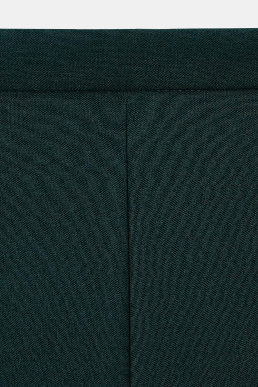 Groene broek van MANGO, met een subtiele textuur en een discrete verticale naad.