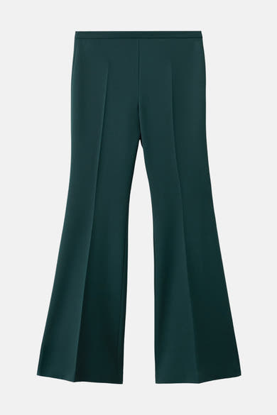 Groene broek van MANGO, wijd uitlopend, met centrale plooien en een nauwsluitende pasvorm.