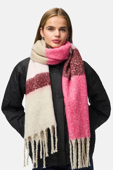 Roze gestreepte sjaal van PIECES® met decoratieve franjes, gedragen met een zwart jasje.