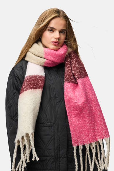 Roze gemêleerde sjaal van PIECES®, met contrasterende strepen, decoratieve franjes en gedragen met een zwart gewatteerd jack.