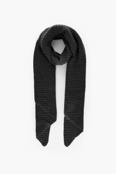 Écharpe noire de PIECES®, tricotée avec des extrémités asymétriques, sur fond blanc.
