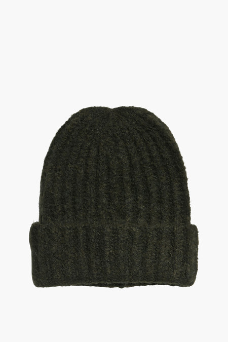 Groene muts van PIECES®, in getextureerd ribgebreid, met een omslag.