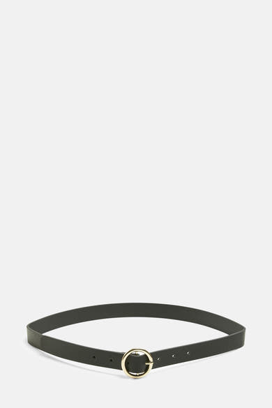 Zwarte PIECES® riem, met een gouden ronde gesp, op een witte achtergrond.
